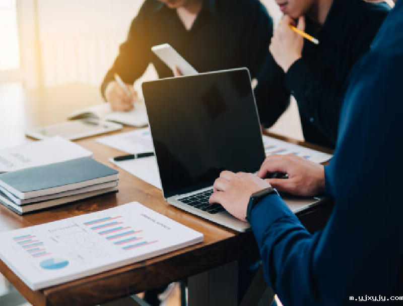 人机协作模式：智能机器人+人工坐席分工策略