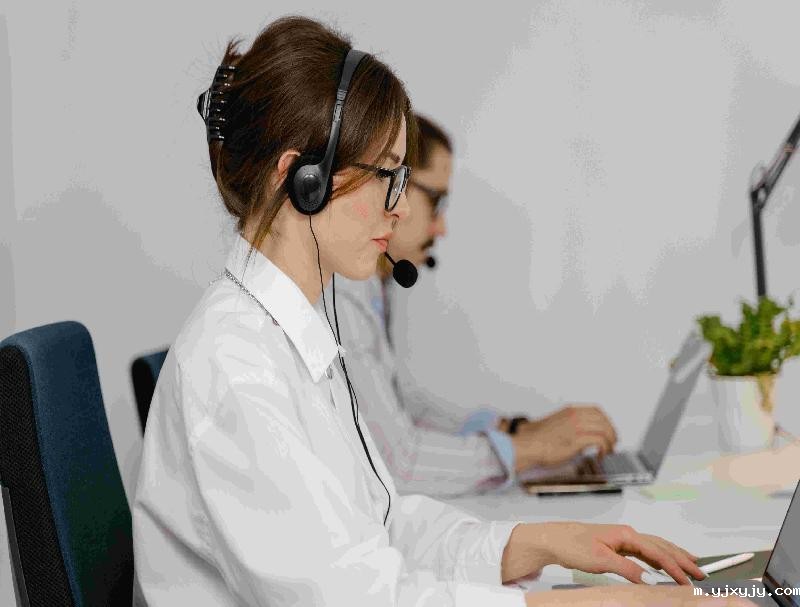 如何处理小语种客户的服务需求？